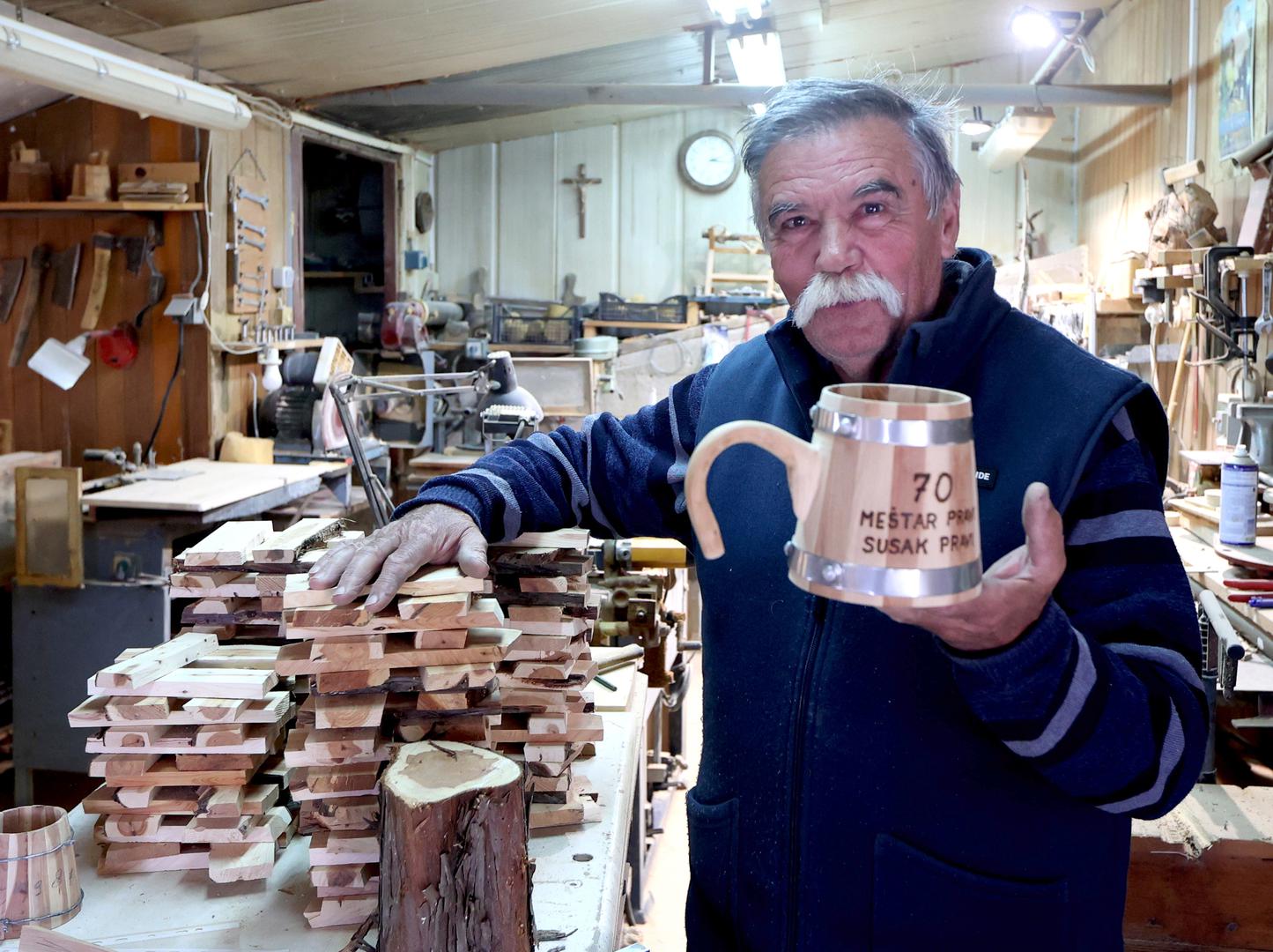 Umijeće izrade suska i bukare upisano je u Registar kulturnih dobara Hrvatske. Mlađo Tomić
objašnjava da se bukara drži za ručku, a susak se grli; Drago Pletikosa proizvodnjom drniškog
pršuta, čija je oznaka geografskog podrijetla zaštićena na razini EU, bavi se četiri desetljeća