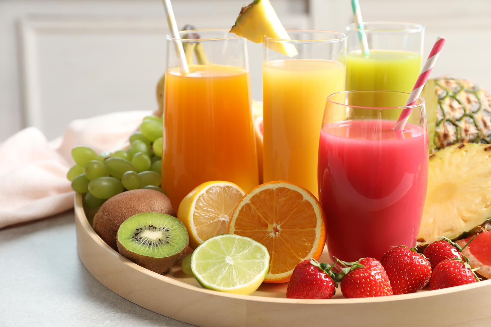 Prirodni voćni sokovi
Prirodni su i puni vitamina C, istina. No, jeste li znali da samo jedna čaša prirodnog voćnog soka sadrži čak 36 grama šećera? Većina tog šećera dolazi iz fruktoze koja je idealna za stvaranje sala na trbuhu.