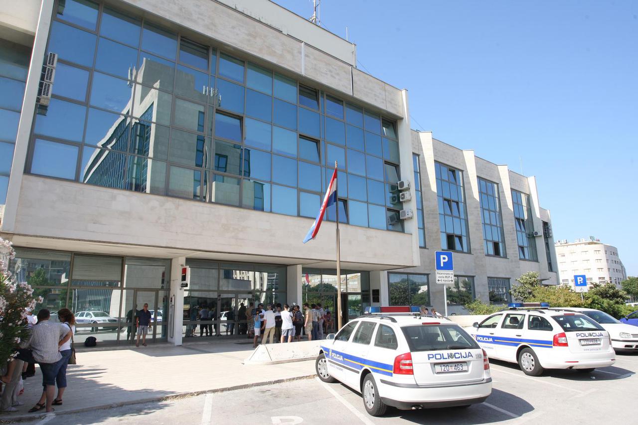 Split: Dio radnika Jadrankamena ?eka rasplet doga?aja ispred PU