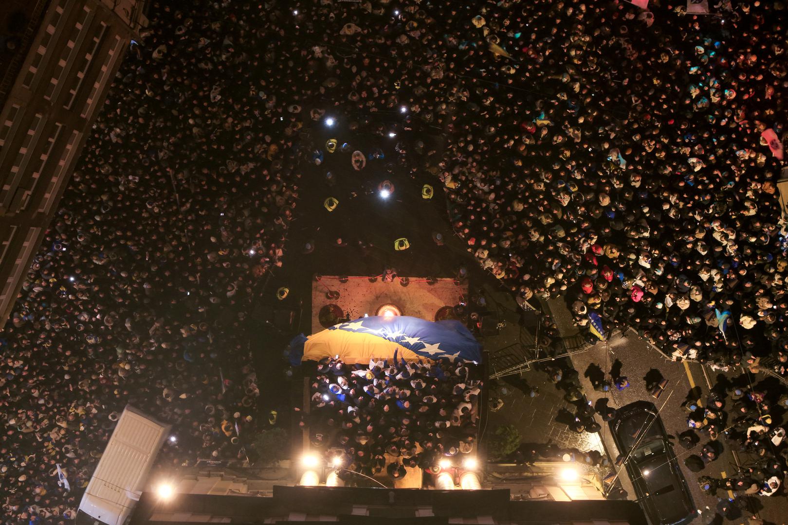 "Ovako smo počeli i prije 12 godina i dočekasmo opet. Kažu pokeraš, a? A što ih izblefa pokeraš", rekao je Džeko uz ovacije, aludirajući na pobjedu nad Italijom, te se zahvalio Barbarezu, direktoru Emiru Spahiću i "divnim momcima koji žele igrati za reprezentaciju". Bio je to trenutak koji je sažeo cijelu noć - spoj sjećanja na prošle uspjehe i goleme sreće zbog novog, tek ostvarenog sna. 