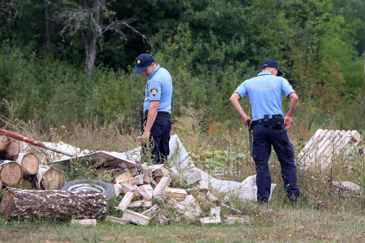 Gospić: Muškarac nožem napao suprugu i njenog prijatelja