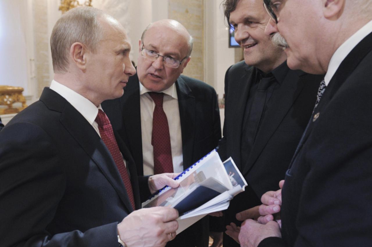 \'Russia\'s new President Vladimir Putin (L) speaks with film directors Nikita Mikhalkov (R) and Emir Kusturica (2nd R) during a reception dedicated to the start of his new presidential term at the Kr