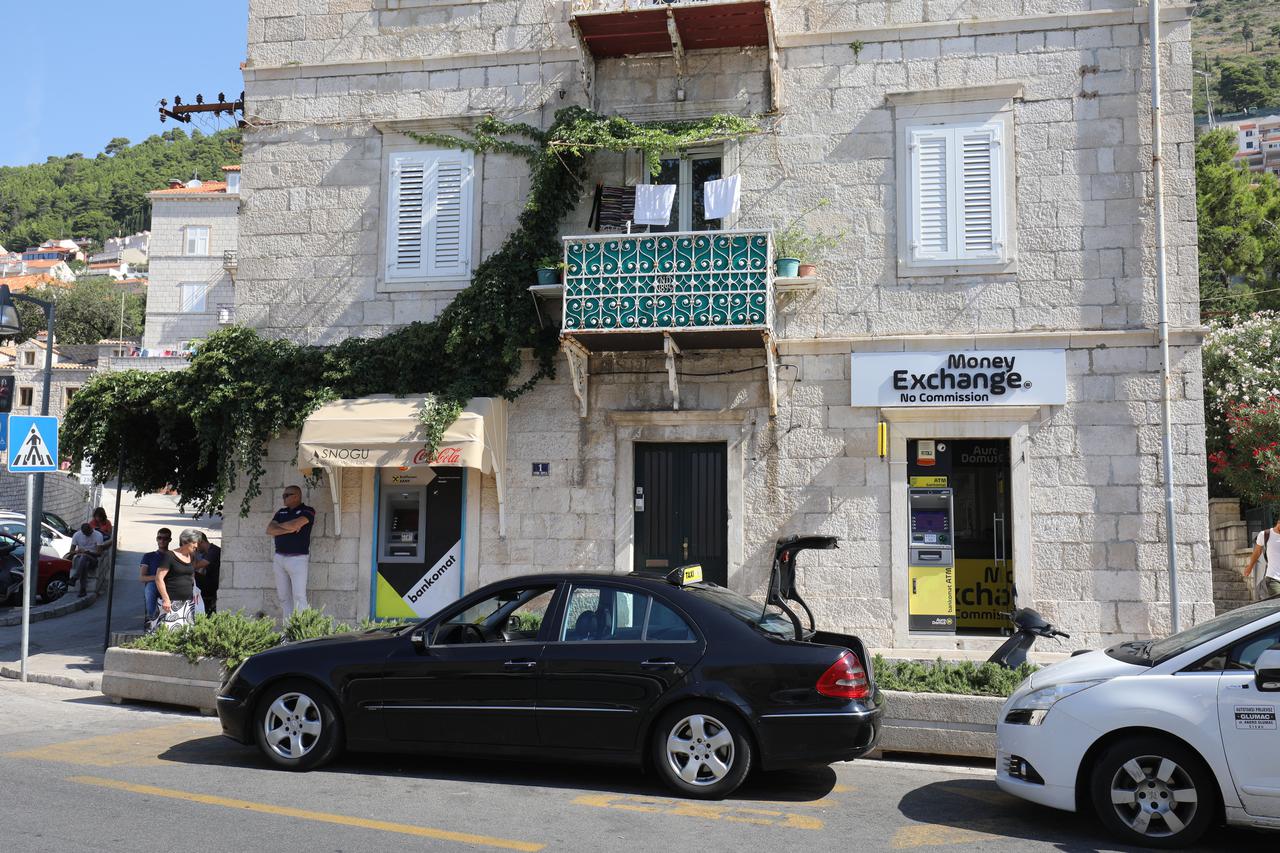 Dubrovnik: Dvije osobe propucale taksista