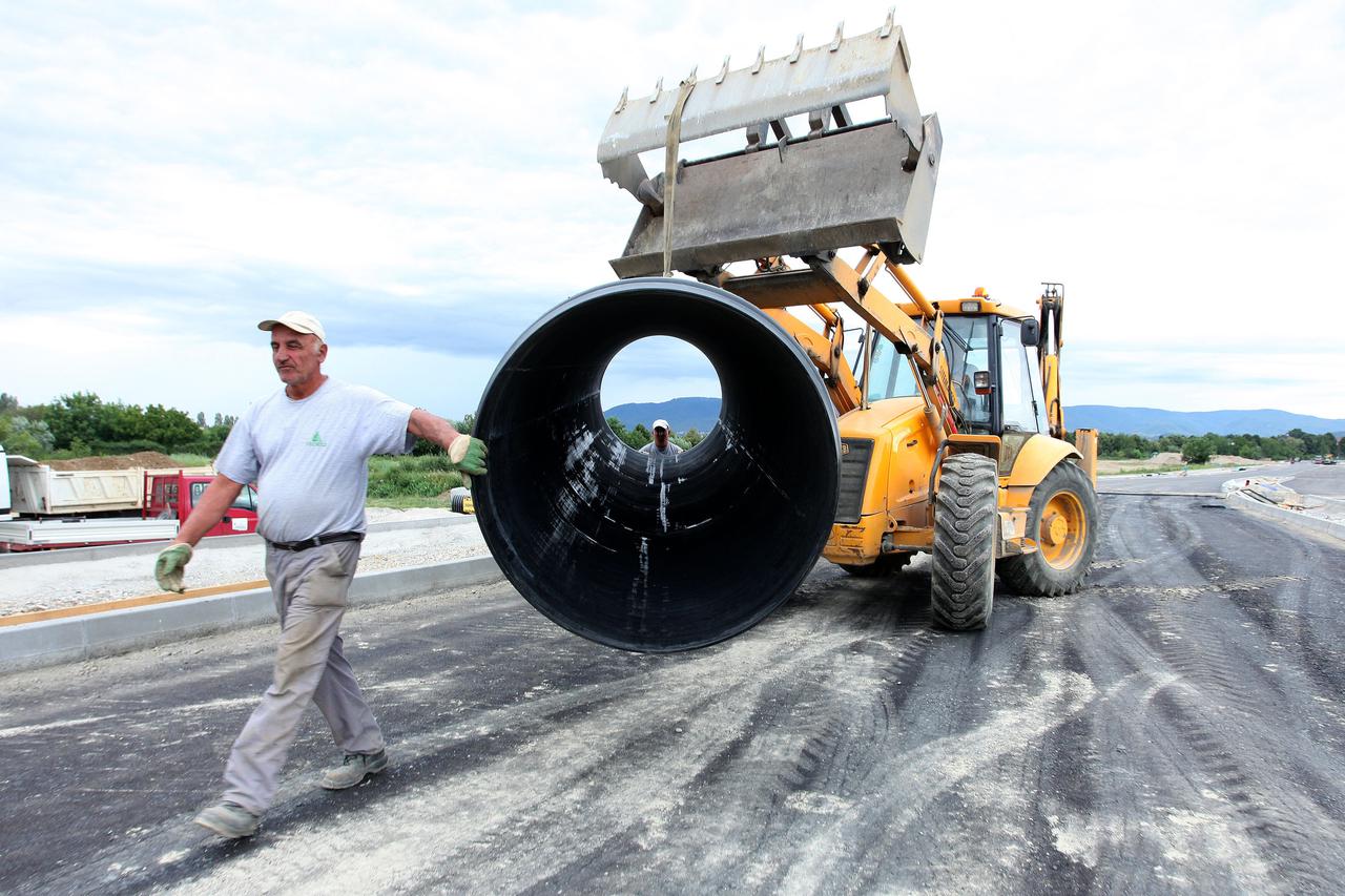 24.07.2010.  Slavonska avenija, Zagreb - Radnici trvrtke Georad poceli su jutros radove na postavljanju kanalizacije na krizanju Slavonske avenije i novoprobijene ceste koja spaja Zitnjak i Vukomerec. Unatoc nastojanjima policije da regulira promet stvara
