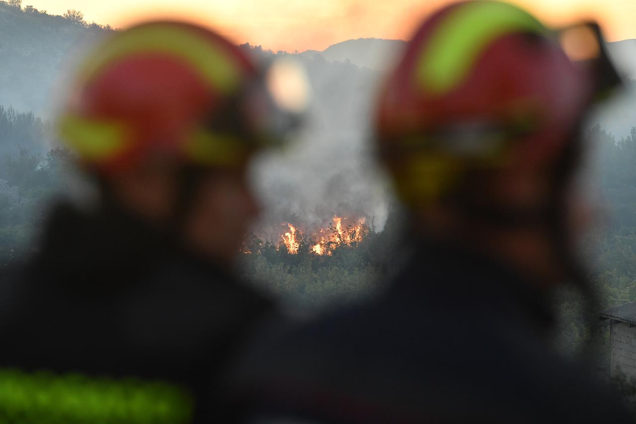 ARHIVA - Vodice: Jutros na požarište područja Okit stigli kanaderi