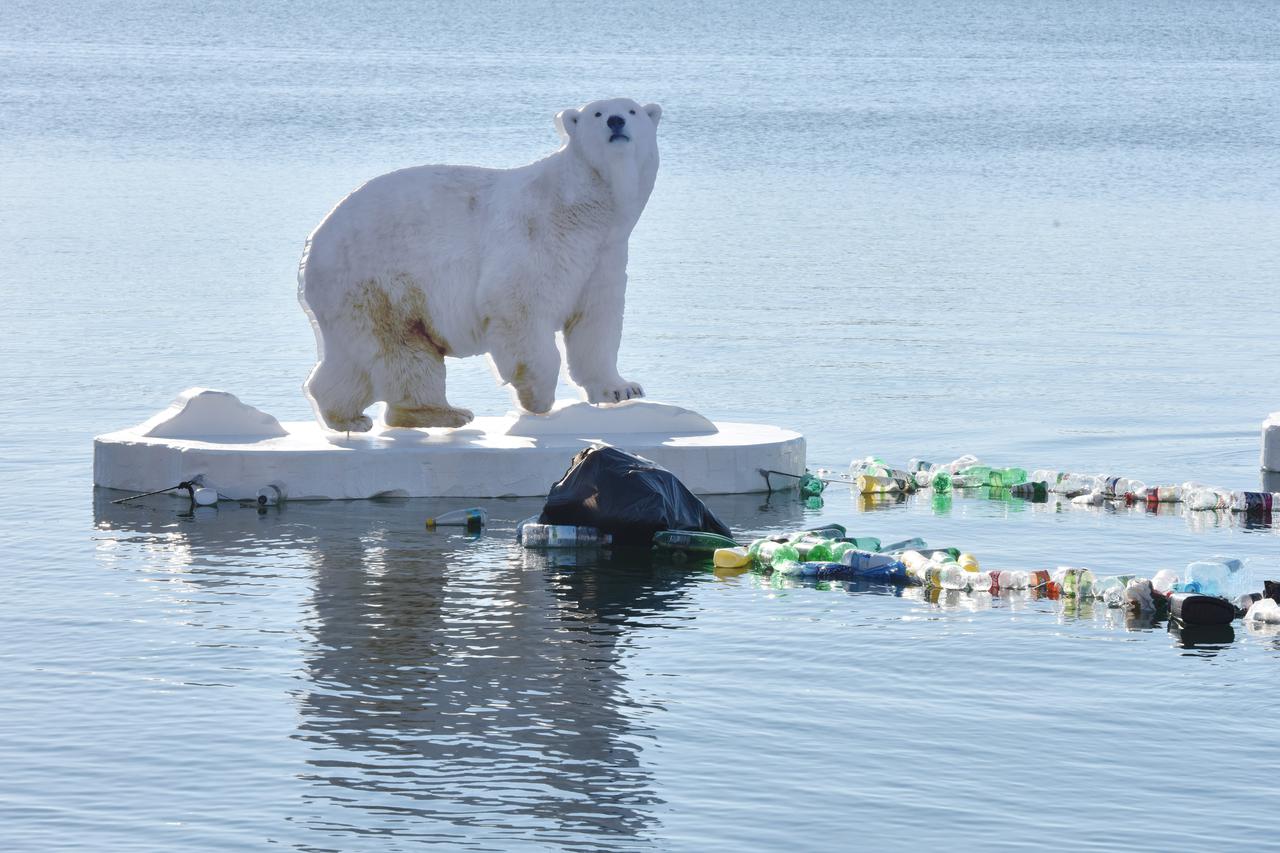 Šibenik: Instalacija koja ukazuje na globalno zatopljenje i štetnost  plastike u moru