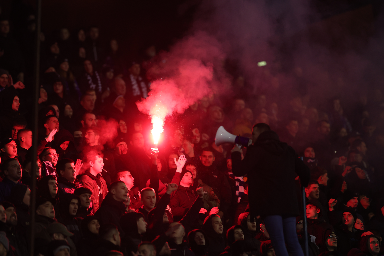 U masovnoj tučnjavi u blizini Tuzle sudjelovalo je 200-tinjak ljudi te su te noći uhićene 93 osobe, a njih 23 je ozlijeđeno.