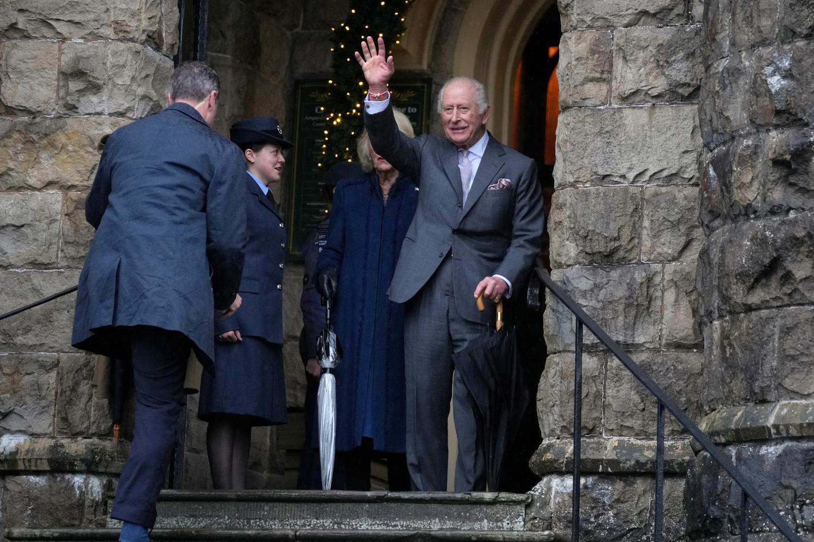 Kralj se u Walesu susreo i s TikTokerom Lewisom Leighom, te Liamom Reardonom, zvijezdom reality showa "Love Island" koji se šalio s kraljem o odlasku o teretanu. "Idućeg tjedna otvaram teretanu pa ako želite malo treninga, javite mi", kazao je Reardon.