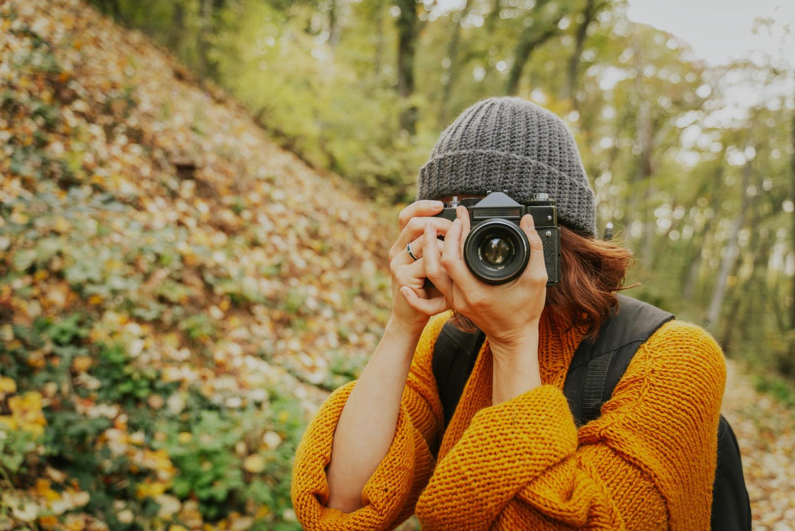 Fotografiranje: Jesen pruža bezbroj zanimljivih motiva, od šarenih krošanja i maglovitih jutara do lokvi u kojima se odražava nebo. Za lijepe fotografije nije potreban profesionalni fotoaparat jer odlične prizore možete zabilježiti i mobitelom. Najljepše svjetlo obično se pojavljuje rano ujutro ili pred zalazak sunca, kada krajolik poprima tople zlatne tonove.