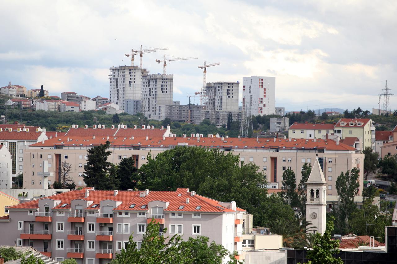 25.05.2015., Strozanac, Split - Panoramski snimak predgradja Splita s istocne strane, na slici POS-ovi stanovi na Sinama . Photo: Miranda Cikotic/PIXSELL
