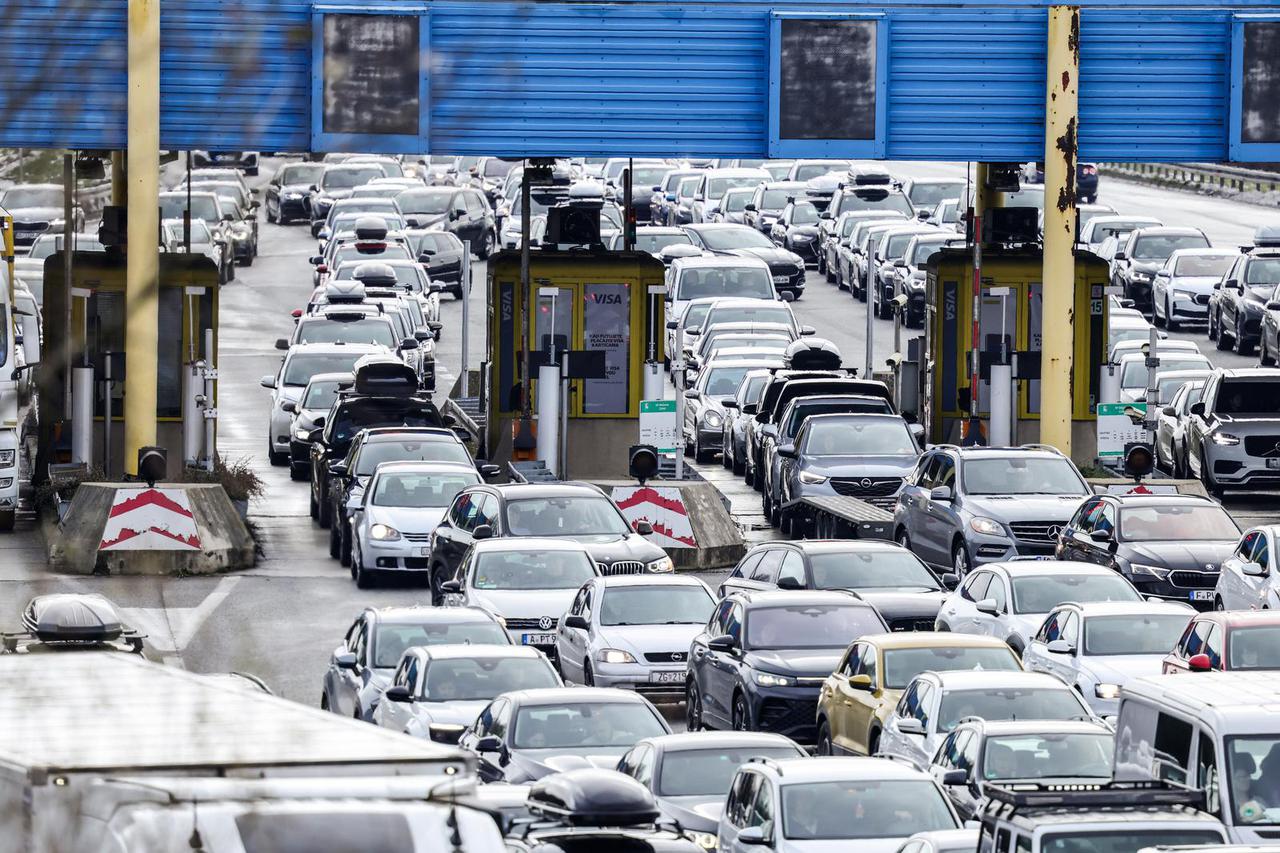 Početak skijaškog tjedna i kraj blagdana uzrok su gužve na graničnom prijelazu Bregana