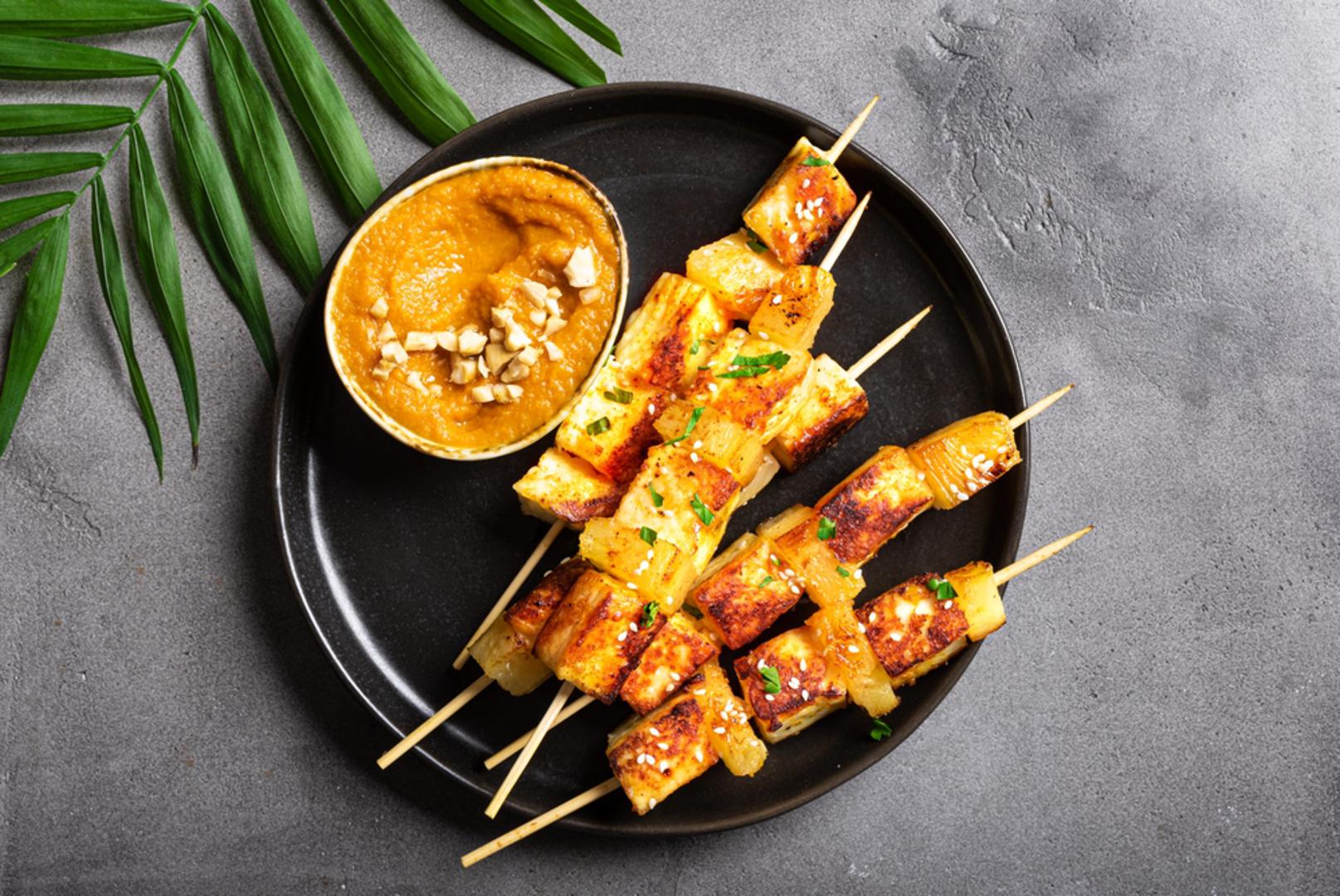 Tofu (čvrsti) — 2,7 mg/100 g: Marinirajte i kratko zapecite te poslužite uz brokulu i rižu; vitamin C iz povrća pomaže apsorpciji. Prešanje tofua 15 do 30 minuta prije pripreme poboljšava teksturu i pomaže marinadi da se bolje upije. Za dodatno željezo birajte vrste koagulirane kalcij-sulfatom i pirjajte u tavi od lijevanog željeza.