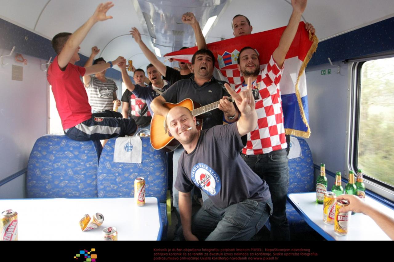 '13.10.2012., Zagreb - Vecina navijaca koji se vracaju vlakom iz Skoplja s utakmice protiv Makedonije i dalje slavi uz pjesmu i pivo, no neki su ipak podlegli umoru i zaspali.  Photo: Borna Filic/PIXS