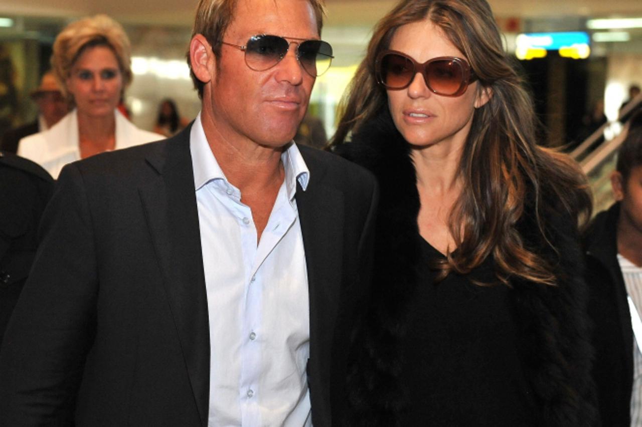 'EXCLUSIVE ALL-ROUND PICTURES  WORLD RIGHTS NO SOUTH AFRICA  Supermodel Elizabeth Hurley and boyfriend Shane Warne arrive at the OR Tambo International airport. Hurley is in the country to attend Est?