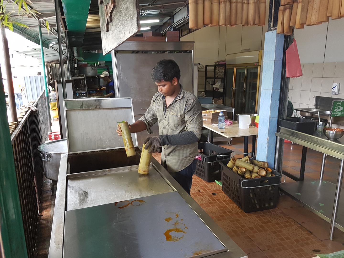 Priprema hrane u indijskom hrane gdje ju serviraju na palminom listu