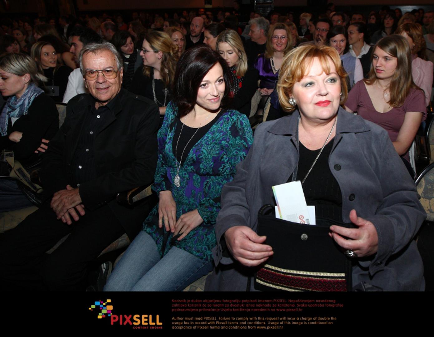 Četiri desetljeća u braku su bili Ksenija Erker i Hrvoje Hegedušić koji su se rastali 2013. godine.  Kada sam se zaljubila sa 17 godina, mislila sam da je to za cijeli život. Sad znam da je život putovanje  i ja sam imala čovjeka s kojim sam putovala 40 godina. Sada su tračnice otišle svaka na svoju stranu, ali putovanje nije prestalo ni za njega ni  za mene. - izjavila je Ksenija za Story nedugo nakon što se doznalo za razvod.