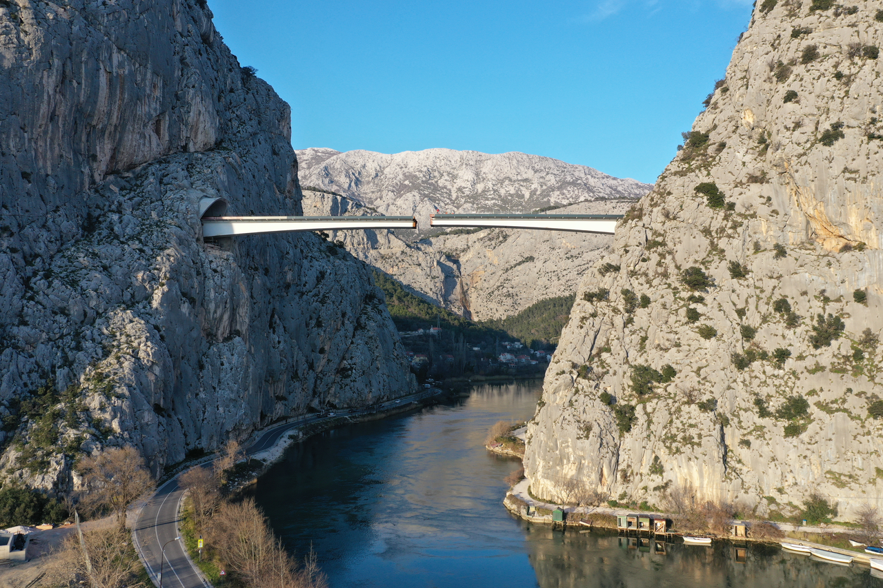 Fotografije iz zraka spajanja mosta iznad rijeke Cetine kod Omiša na 70 metara nadmorske visine
