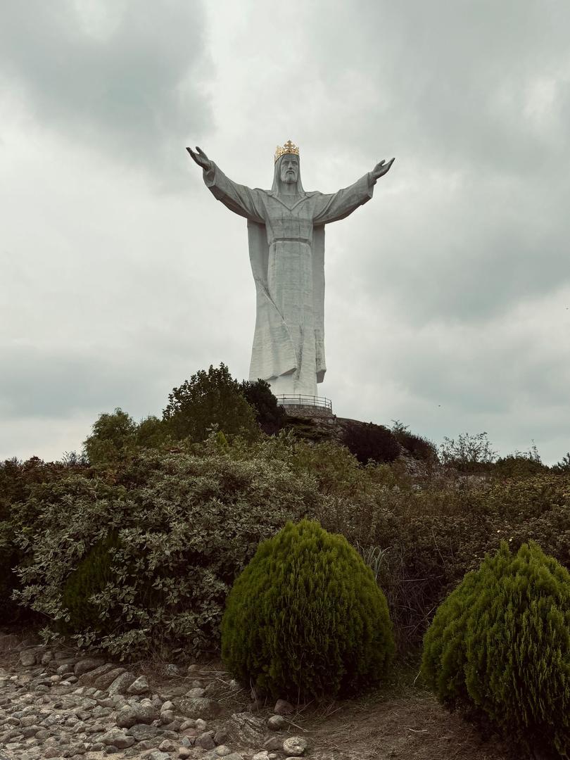 Koliko bi novi spomenik bio veći od postojećih, najbolje pokazuje usporedba s najvećim kipovima Isusa na svijetu. Jedan od njih nalazi se upravo u Poljskoj, u gradu Świebodzinu, gdje Krist Kralj s krunom i uzvišenjem doseže oko 52,5 metara.
