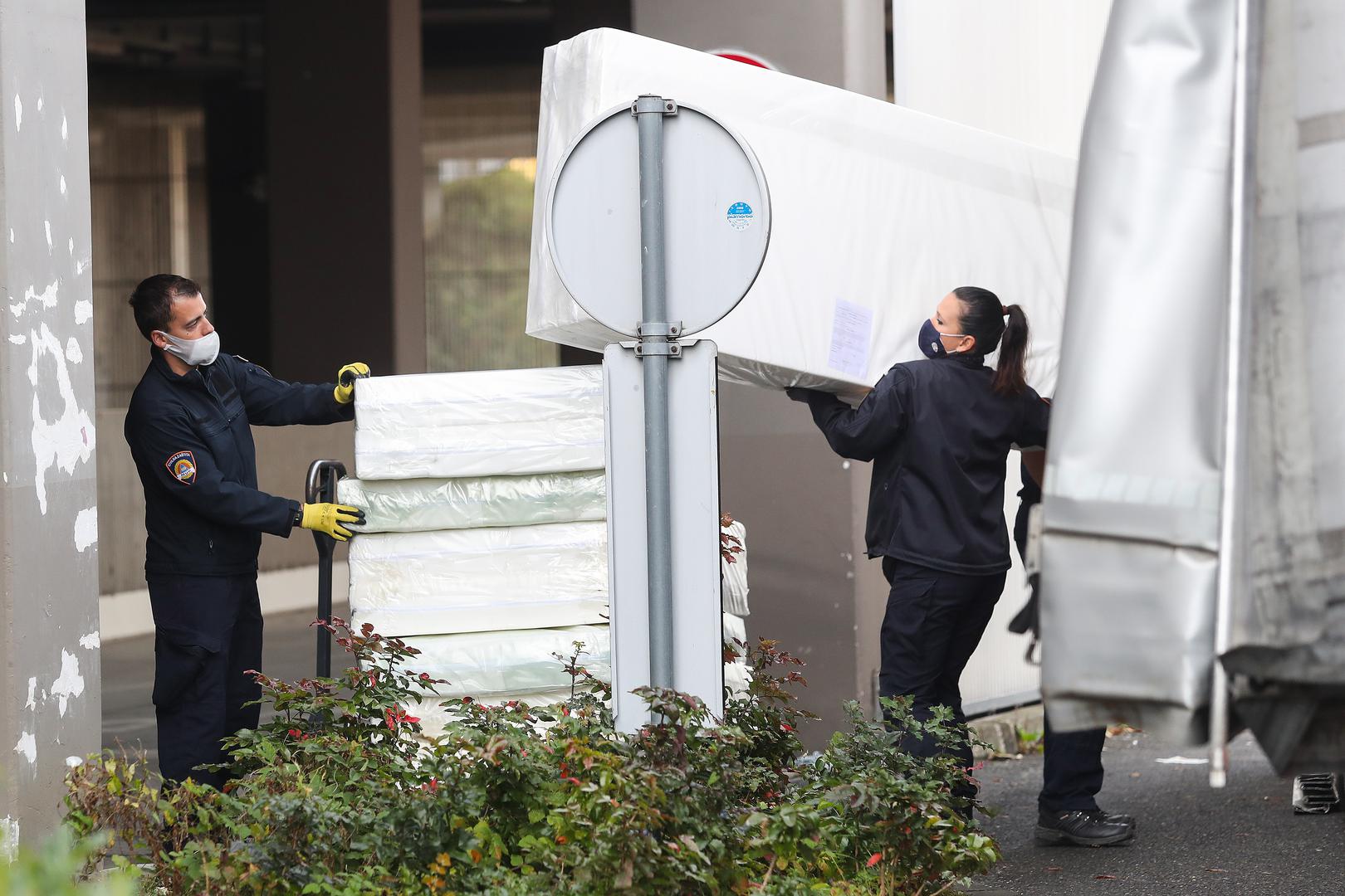 26.10.2020., Zagreb – Članovi civilne zaštite danas postavljaju krevete za oboljele od COVID-19 u dvorani Arene Zagreb. 
Photo: Luka Stanzl/PIXSELL