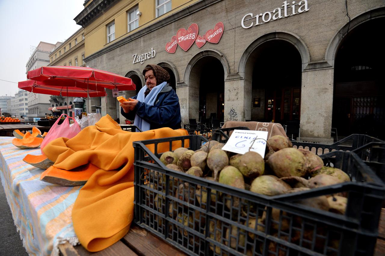 23.01.2017., Zagreb - Trznica Dolac zbog hladnoce ima malo prodavaca, te su cijene vise nego inace zbog vremenskih uvjeta.  Photo: Marko Lukunic/PIXSELL