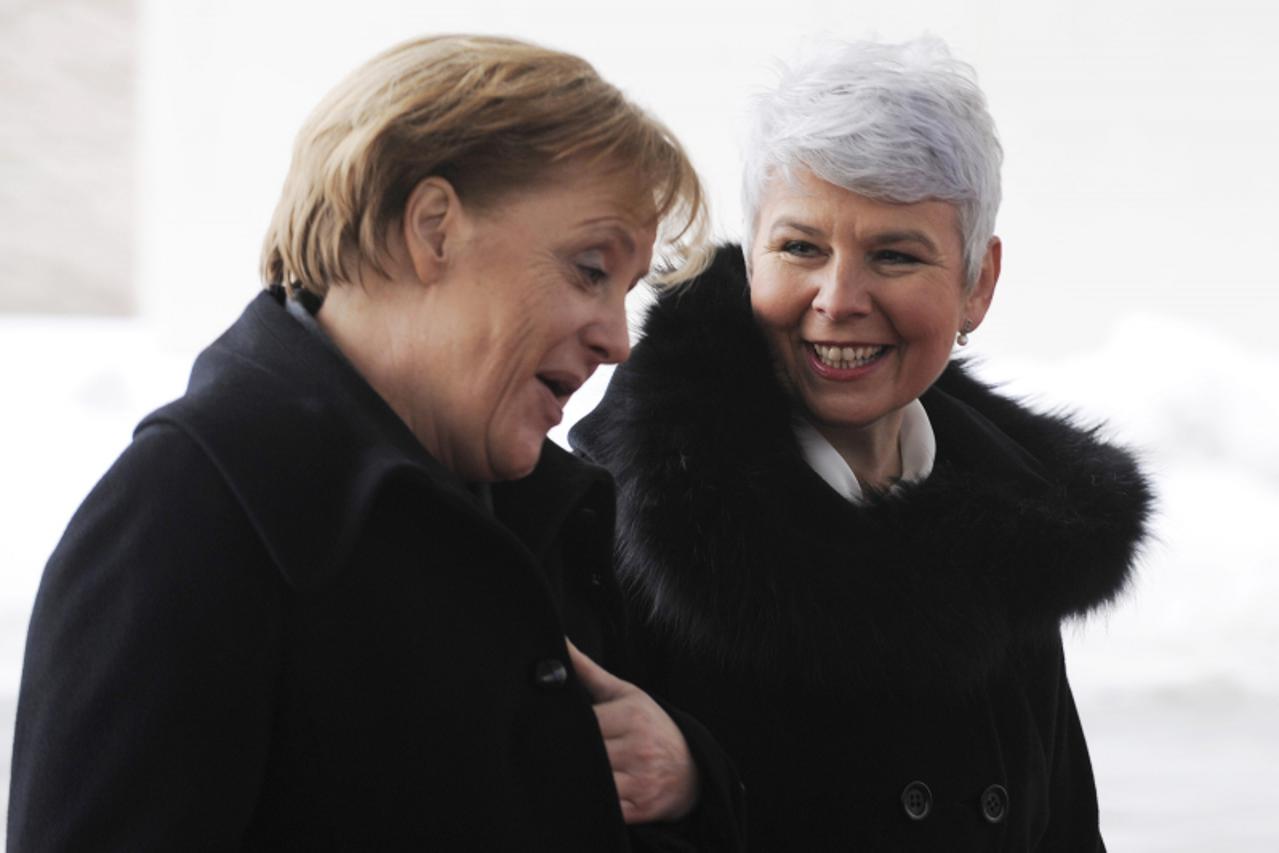 'German Chancellor Angela Merkel (L) and Croatian Prime Minister Jadranka Kosor review an honour guard at the Chancellory in Berlin on February 3, 2010 prior bilateral talks.     AFP PHOTO DDP / AXEL 