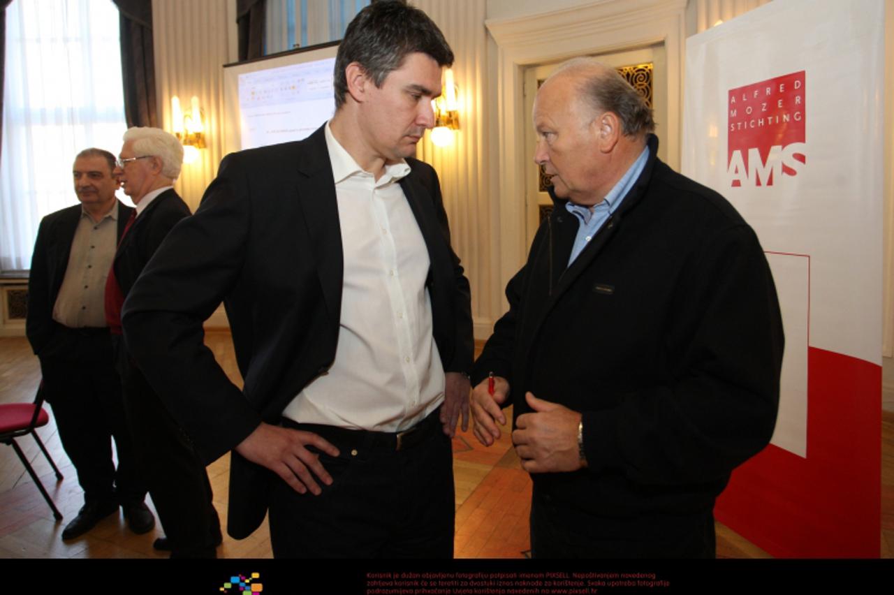 '21.11.2009., Zagreb - Okrugli stol SDP-a s ekonomistima o ekonomskoj krizi u Hrvatskoj odrzan je u Novinarskom domu. Zoran Milanovic, Slavko Linic.  Photo: Boris Scitar/PIXSELL'
