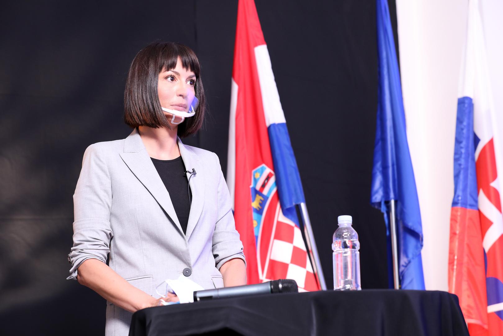 O razlozima zbog kojih je napustila svoje prošlo radno mjesto još uvijek ne govori, jedino što je o ovoj temi kazale je kako je jednostavno došlo vrijeme za promjene i nove profesionalne izazove.