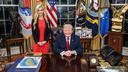 FOTO Misteriozna karta na Trumpovu stolu: Prvo su je zamaglili, a onda potpuno izbrisali s fotografije