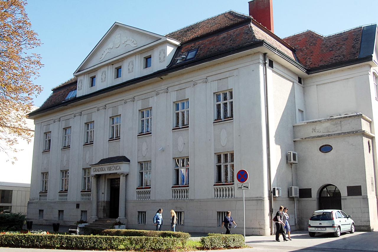 U Gradskoj vijećnici Siska 30 posto je zaposlenih višak