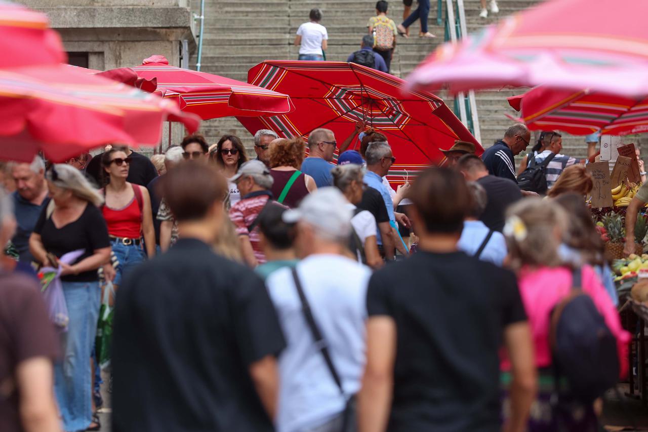 Zagreb: Čvrsto ga primi, da ga vjetar ne odnese!