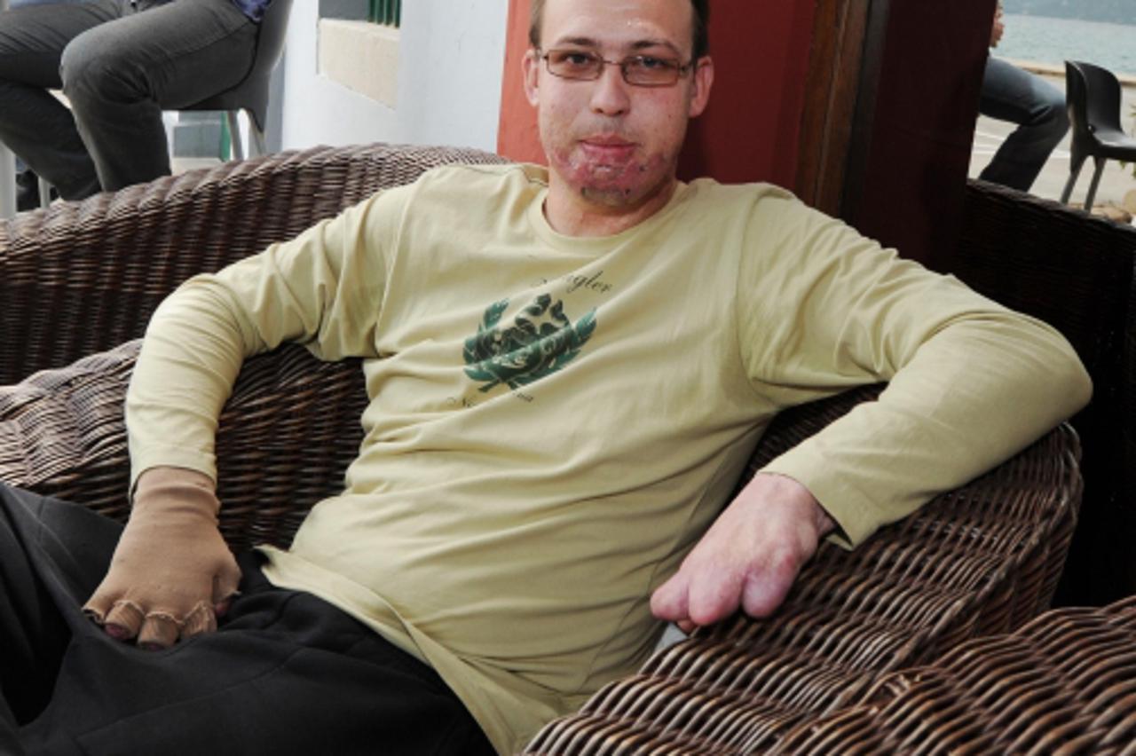 '13.06.2010., Tisno, Sibenik - Nakon nedjeljnje mise Frane Lucic odmarao se u omiljenom lokalu u Tisnom. Photo: Hrvoje Jelavic/PIXSELL'