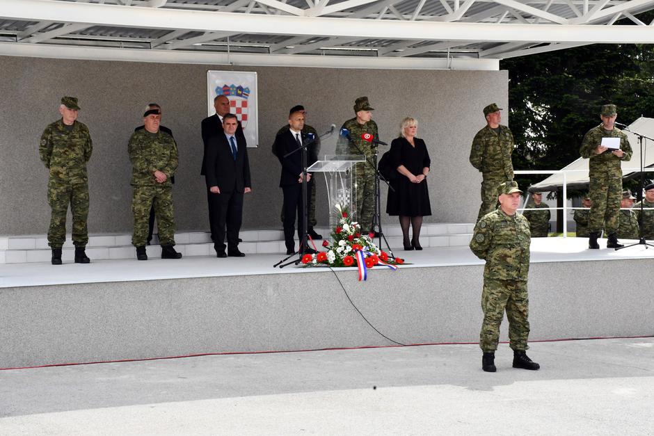Požega: Ministar Anušić na svečanoj prisegi ročnika u vojarni 123 brigade HV