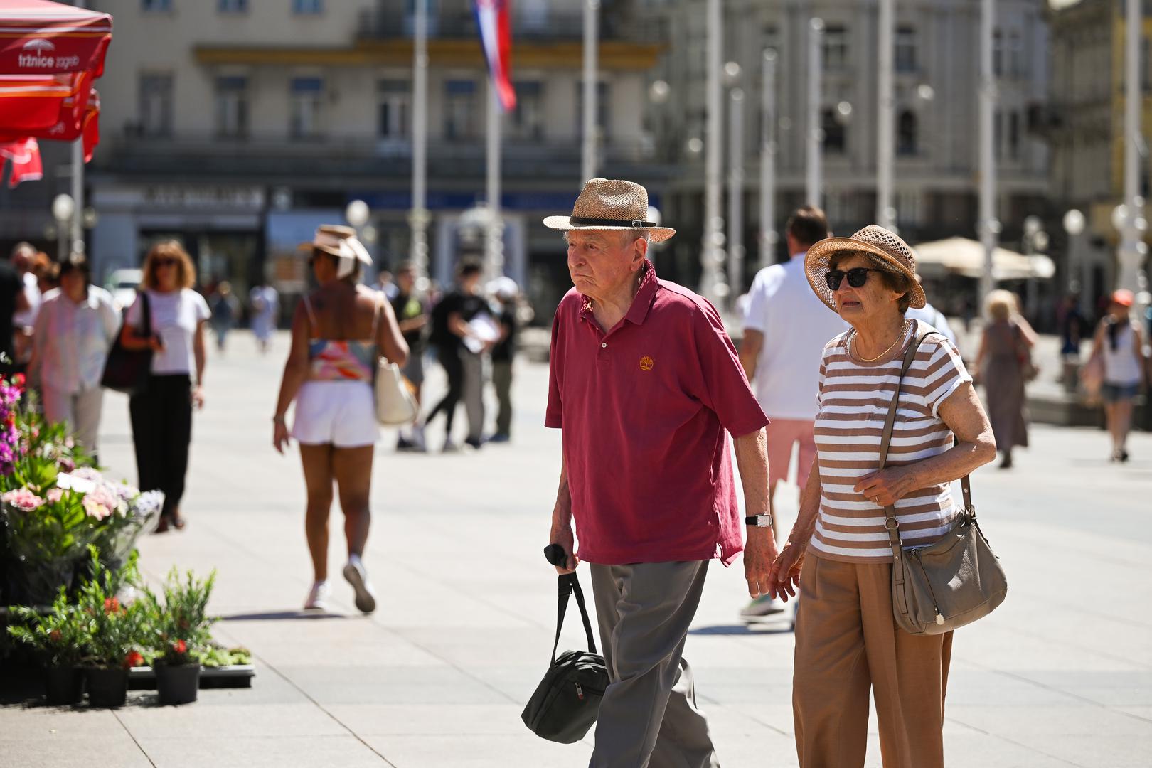 Modni dodatak svakoga tko voli ljeto je slamnati šešir, poznatiji kao panamski šešir. Prodaje se u suvenirnicama diljem svijeta, šešir je to koji pristaje na svaku glavu, a prikladan je za sve okolnosti, od službenih do onih ležernih.