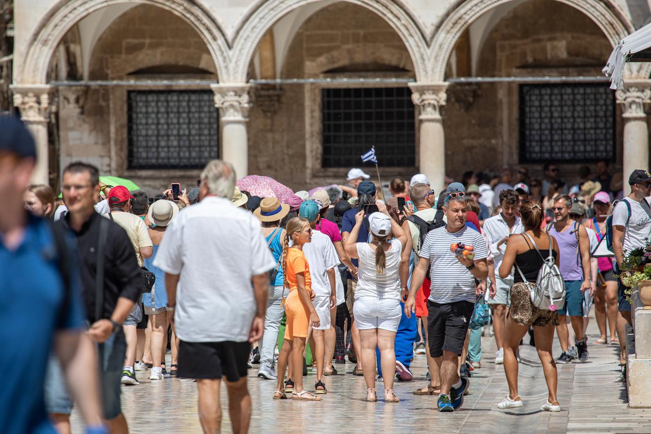 Dubrovnik: Mnogobrojni turisti odmaraju u gradu u hladu ili na plaži