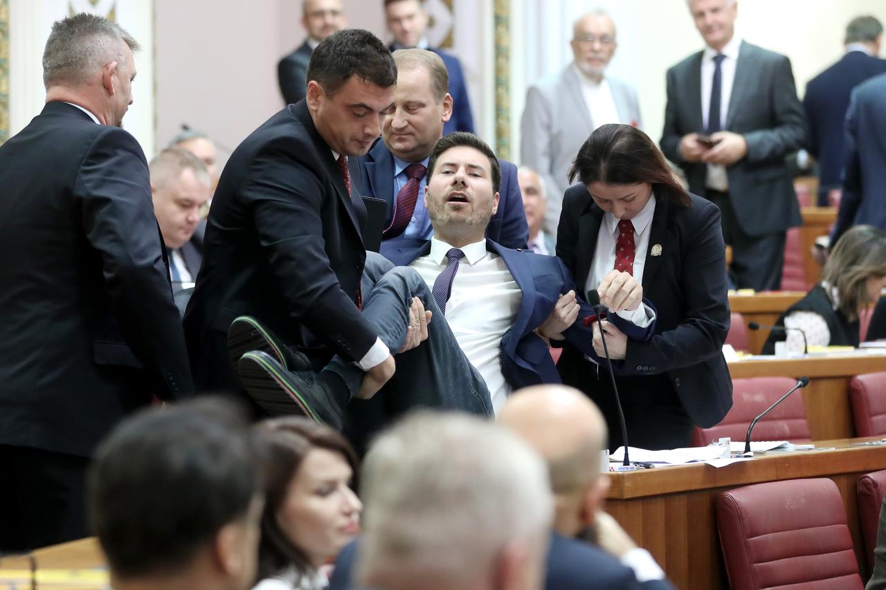 Ivana Pernara straža iznijela iz sabornice
