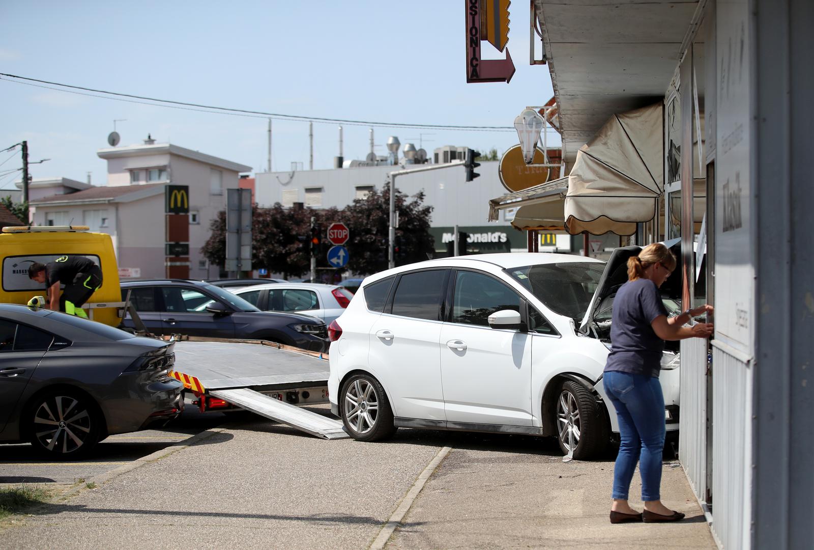 Automobil se pri parkiranju zaletio u izlog kioska za izradu ključeva.