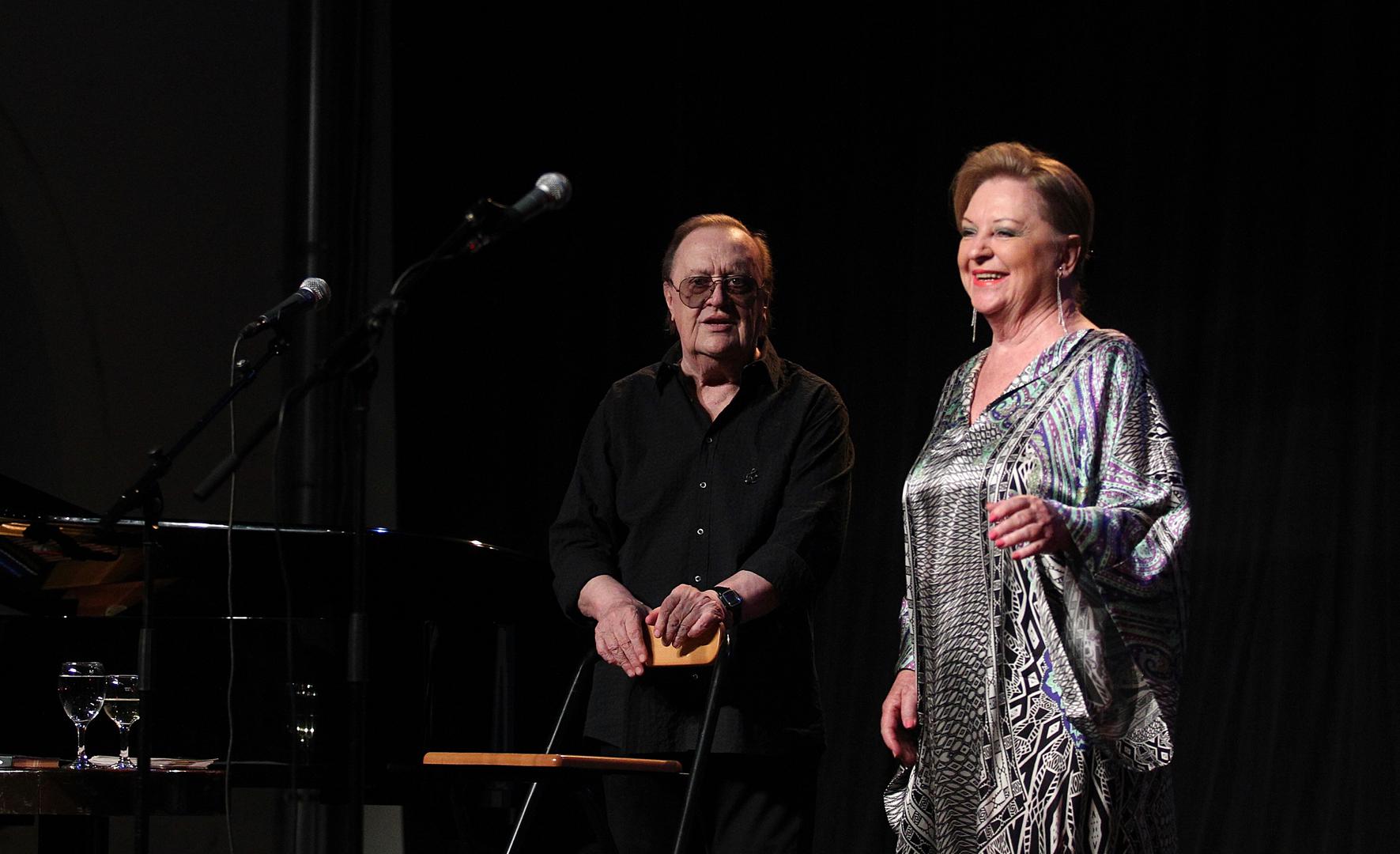 Glazba je bila srž njihove obitelji - sin Matija Dedić izrastao je u cijenjenog jazz pijanista, često surađujući s majkom. Ipak, posljednje desetljeće Gabinog života obilježili su teški gubici. Arsen je preminuo 2015. godine i ostavio veliku prazninu. Unatoč velikoj tuzi, Gabi je nastavila nastupati, a sudbina joj je najteži udarac zadala u lipnju prošle godine, kad je preminuo sin Matija. Samo dva mjeseca kasnije, 11. kolovoza, otišla je i ona.