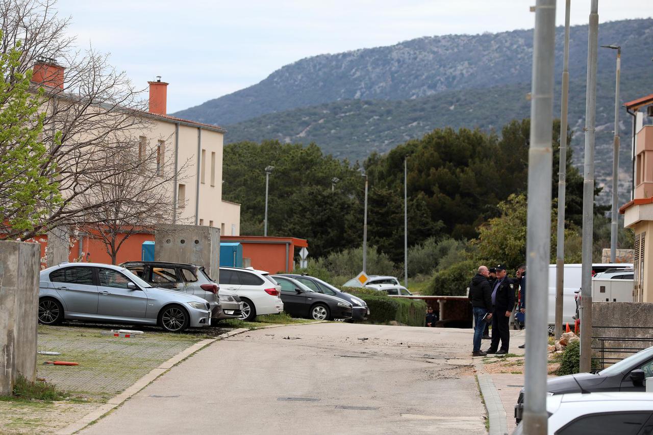 Cres: Očevid policije na mjestu gdje su zapaljena tri vozila