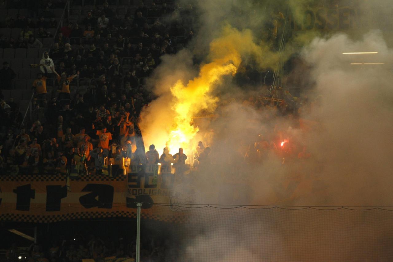 dynamo dresden navijači baklje