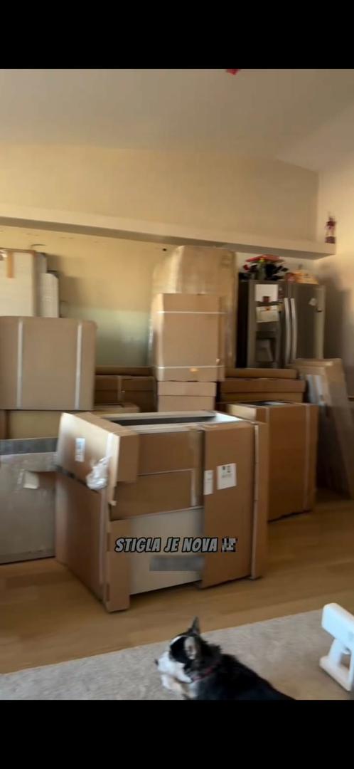 Cijeli je proces, prema njezinim objavama, bio pomno isplaniran i trebao je trajati samo tri dana. Prvog dana radnici su uspješno demontirali staru kuhinju, a već drugog dana stigli su elementi nove.