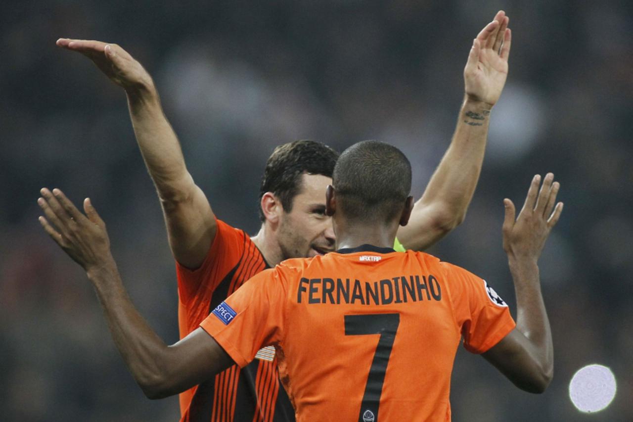 'Shakhtar Donetsk\'s Fernandinho (R) celebrates scoring a goal with teammate Darijo Srna during their Champions League Group E soccer match against Chelsea at the Donbass Arena in Donetsk October 23, 