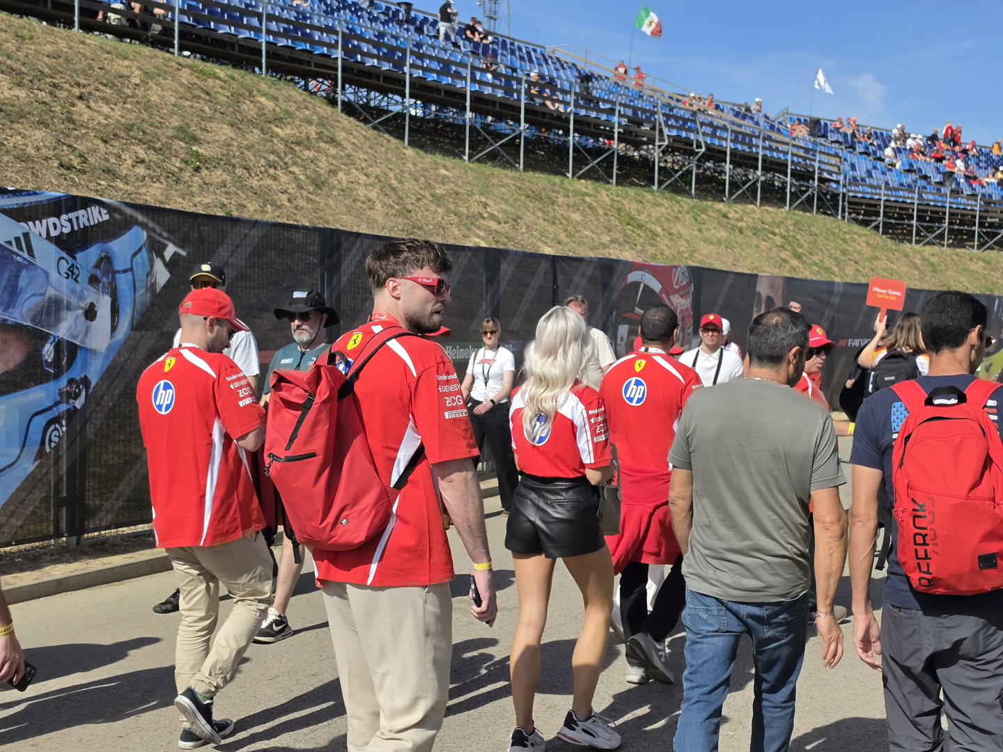 Postoje i srednje cjenovne kategorije, poput tribine Grand Prix, s cijenama između 270 i 415 eura. Posebno su zanimljive "3 Corner" ulaznice, koje omogućuju gledanje utrke s tri različite tribine tijekom vikenda.
