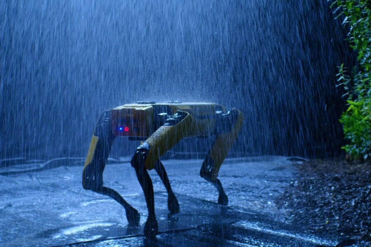 Robot Spot - radni robot, stroj koji se kreće baš poput pravog psa