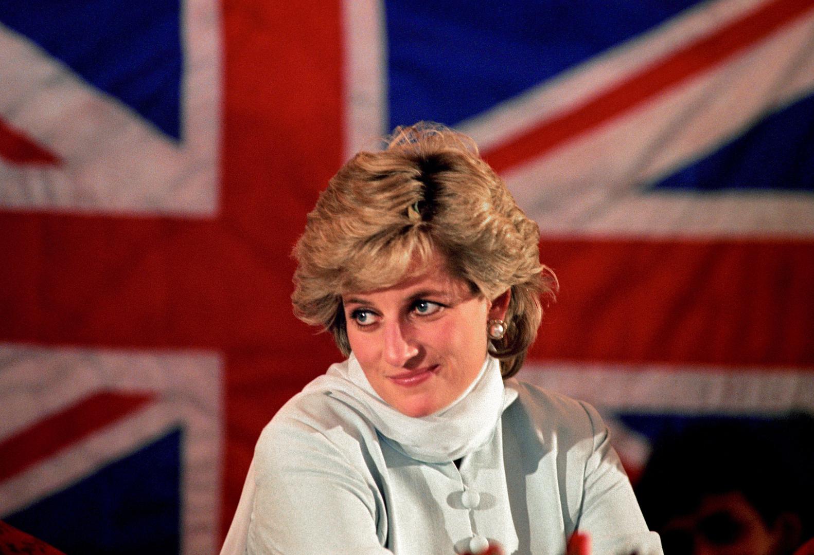 Danas se obilježava 21 godina otkako je u tragičnoj prometnoj nesreći preminula princeza Diana, princeza srca kako su je od milja zvali Britanci. Princeza Diana bila je humanitarka, ikona stila i jedna od najutjecajnijih osoba 20. stoljeća , a ovo su neke nepoznate i najvažnije činjenice o Lady Di.