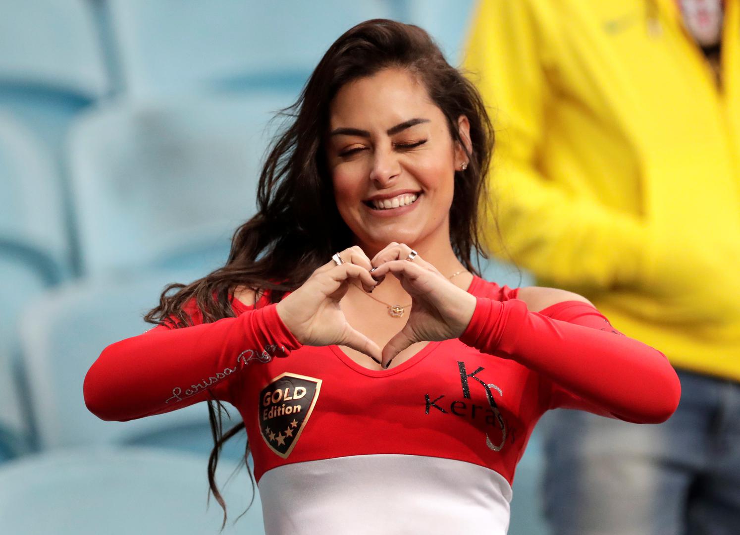 "Hvala Paragvaju. Volim boje svoje zemlje i volim nogomet. Preplavile su me emocije", rekla je lijepa navijačica.


