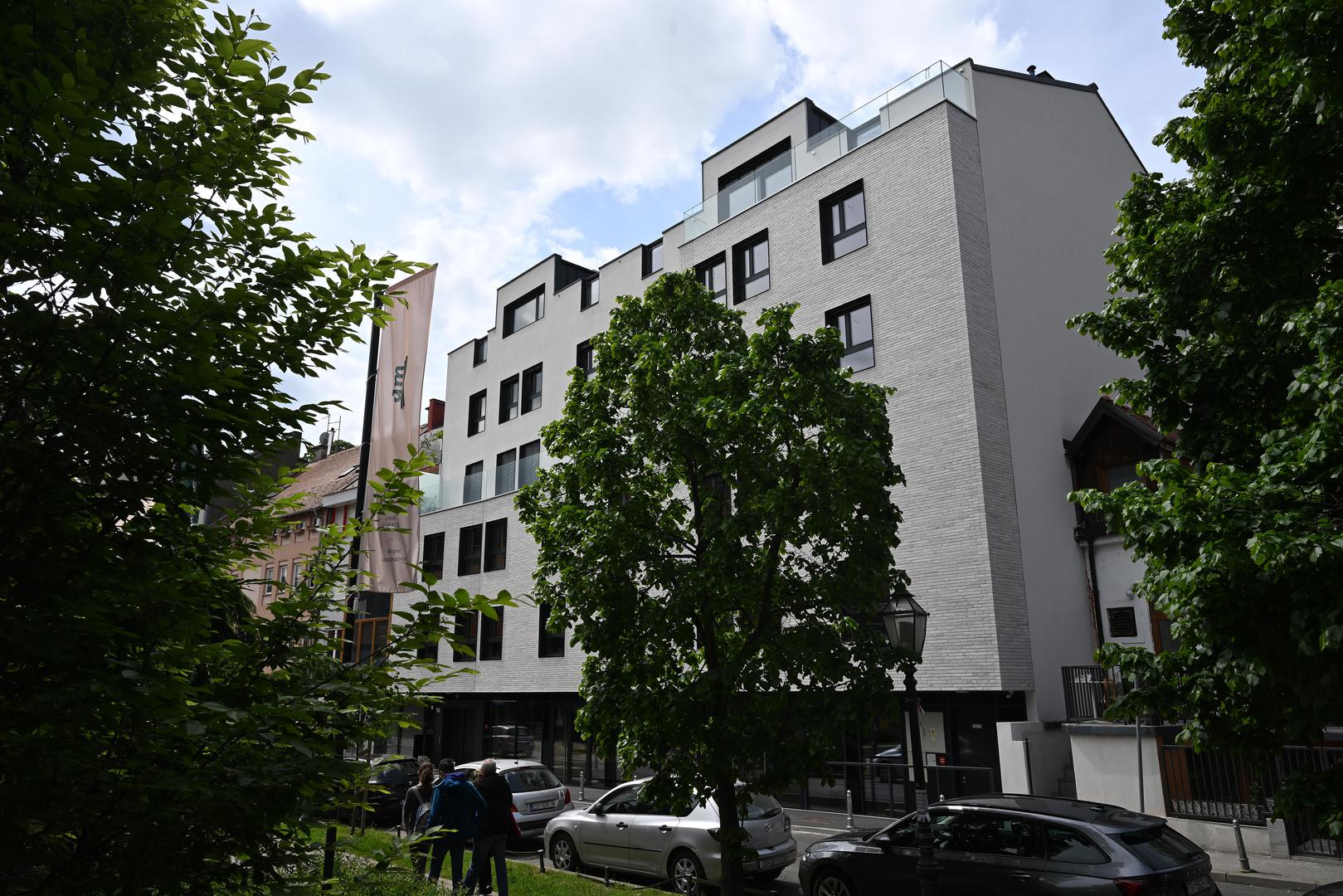 Naravno, uz to ima luksuznu vilu u Madridu u kojoj je donedavno živio s obitelji te brojne nekretnine u Hrvatskoj