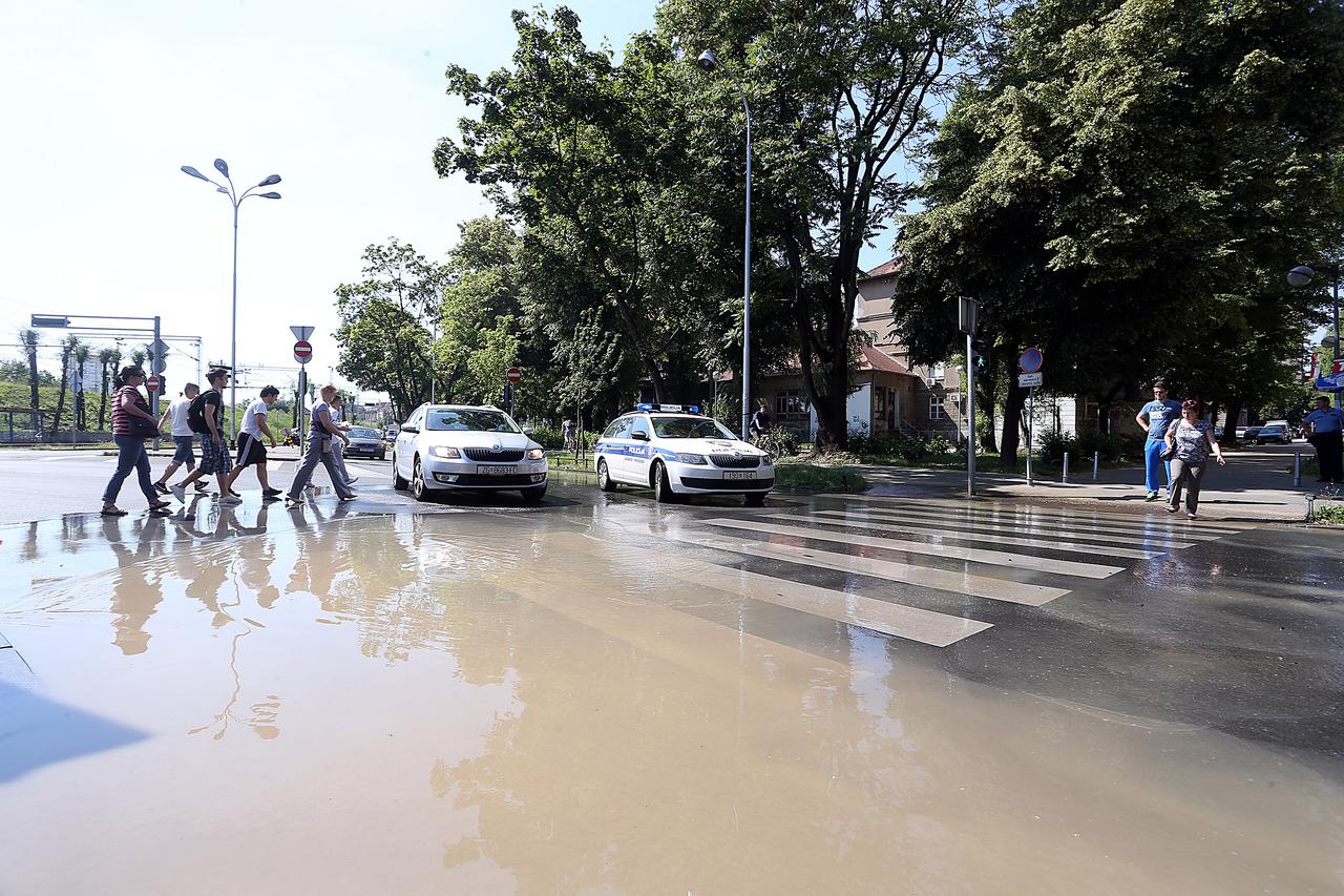 Poplava, pukla cijev