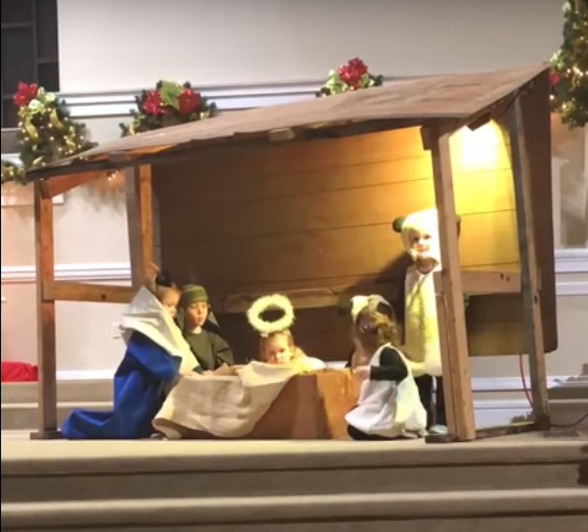 Božićna dječja predstava održana u crkvi u Tennesseeju u jednom je trenutku krenula u neželjenom smjeru.