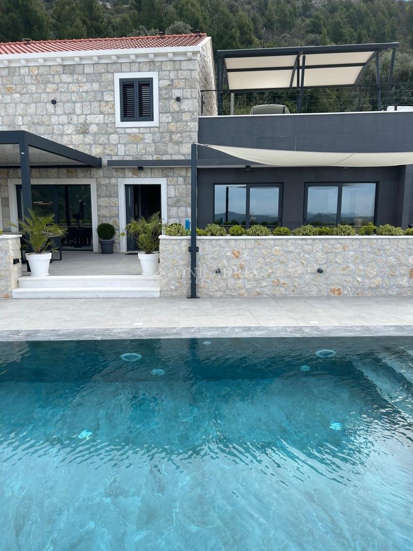 Potpuno je renovirana visokokvalitetnim materijalima i smještena u mirnoj okolini koja spaja prirodu i eleganciju. Prodaje se po cijeni od 2.300.000 eura.