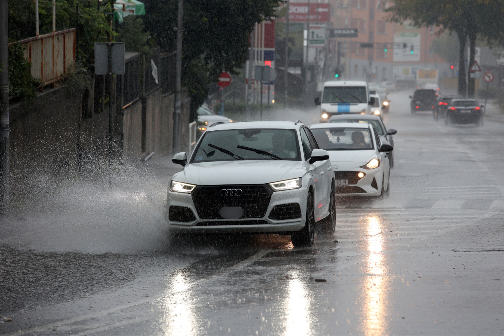 Najviše kiše palo je u ranim popodnevnim satima, pa su poplavljene ulice na Školjiću, Cambierijeva te podvožnjak na Kantridi, a bujice su onemogućile promet u Ulici Franje Račkoga i Bulevardu oslobođenja, od Krimeje do središta grada.

